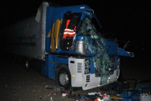 Pri zrážke dvoch kamiónov pri Martine zahynul maďarský vodič