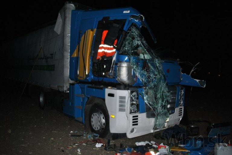 Pri zrážke dvoch kamiónov pri Martine zahynul maďarský vodič