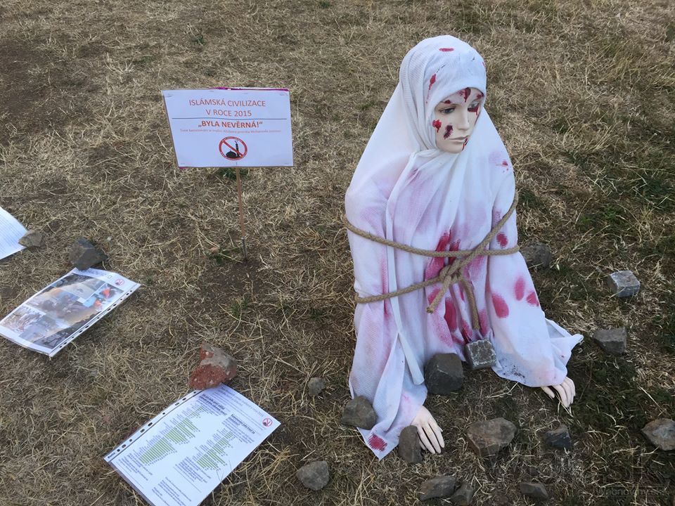 Protiislamské skupiny rozmiestnili v Prahe sochy ukameňovaných žien