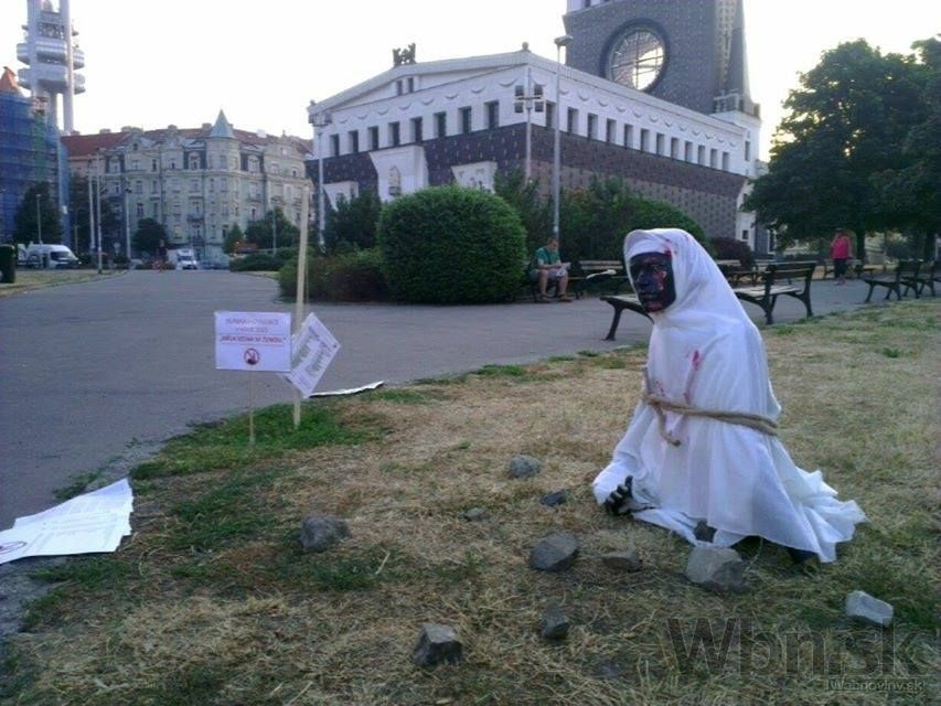 Protiislamské skupiny rozmiestnili v Prahe sochy ukameňovaných žien