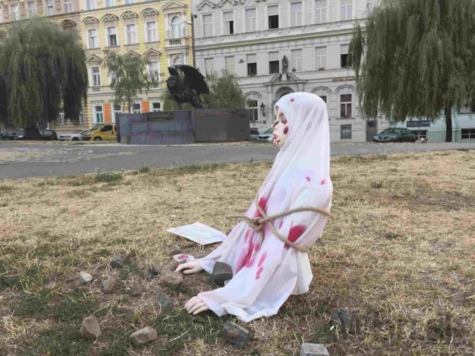 Protiislamské skupiny rozmiestnili v Prahe sochy ukameňovaných žien