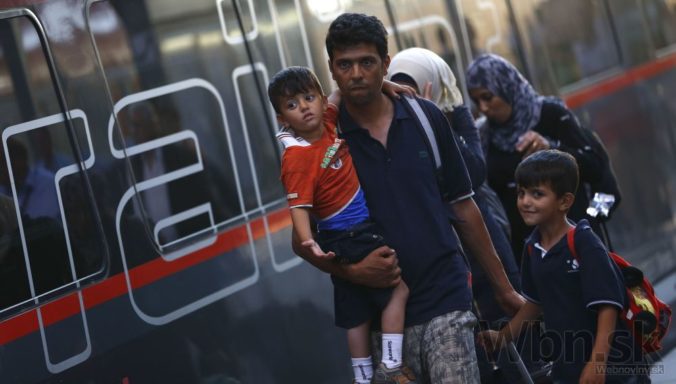 Stovky utečencov dorazili z Maďarska do Viedne