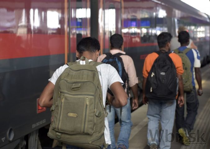 Stovky utečencov dorazili z Maďarska do Viedne