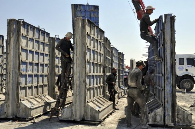 Turci začali stavať na hraniciach múr, odrežú Sýriu