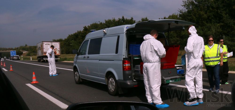 V nákladiaku so slovenskými nápismi našli desiatky mŕtvych utečencov