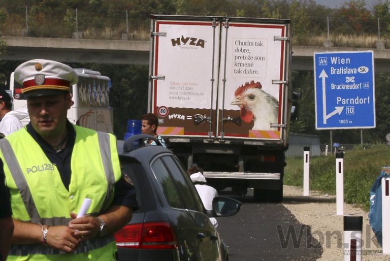 V nákladiaku so slovenskými nápismi našli desiatky mŕtvych utečencov