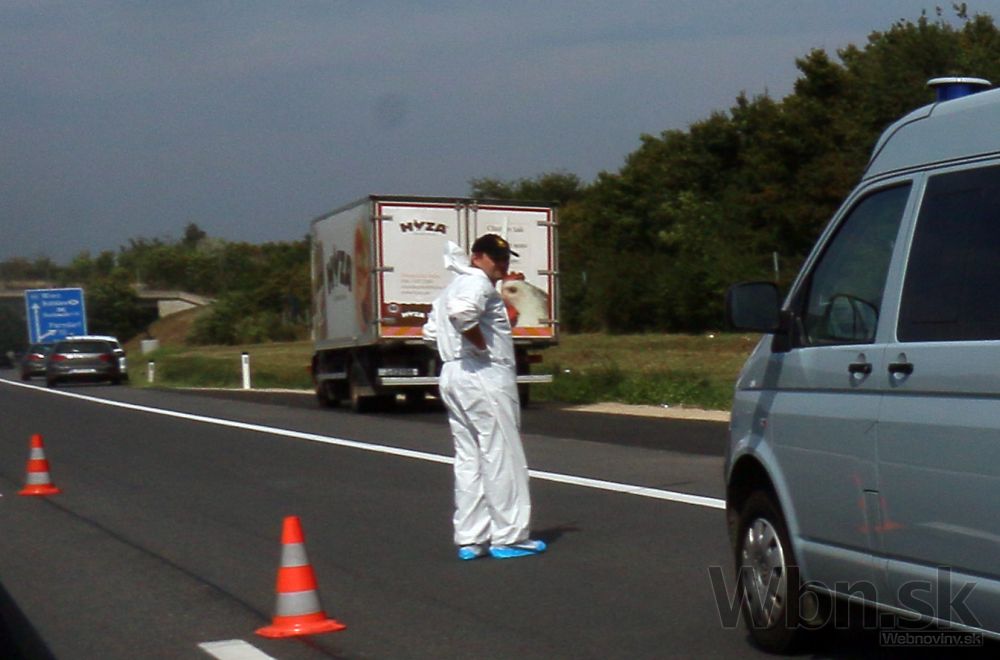 V nákladiaku so slovenskými nápismi našli desiatky mŕtvych utečencov