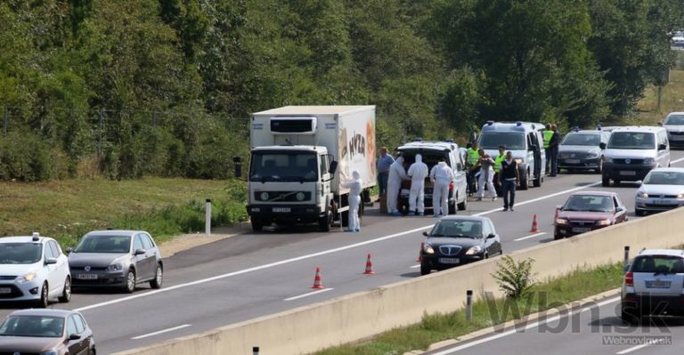 V nákladiaku so slovenskými nápismi našli desiatky mŕtvych utečencov