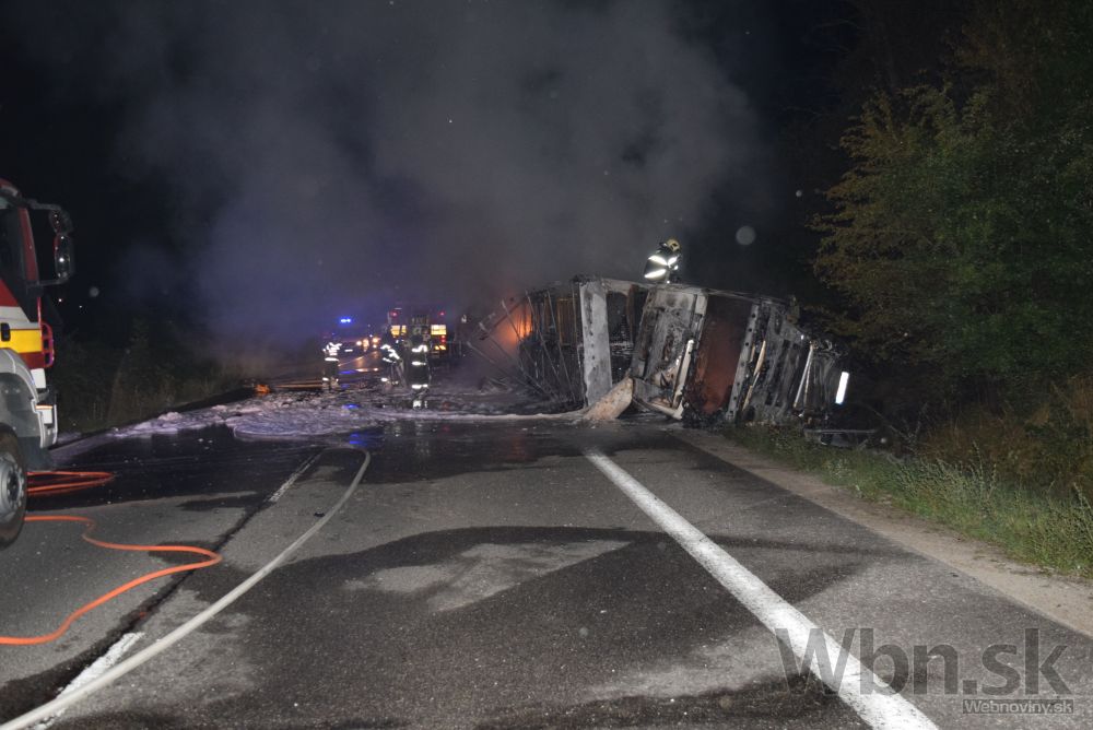Vodič zrážku s nákladiakom neprežil, Scania zhorela