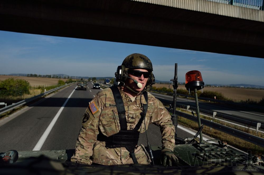 Americký konvoj je na Slovensku, vítali ho prívrženci i odporcovia
