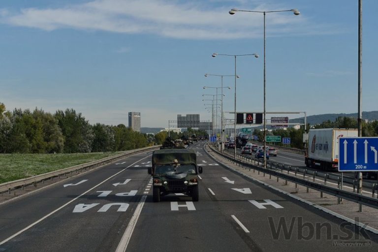 Americký konvoj je na Slovensku, vítali ho prívrženci i odporcovia