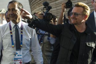 Bono pochválil Európu za zmenu prístupu k utečencom