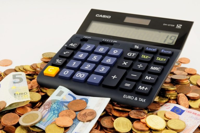Euro, sporenie, peniaze, bankovky, mince kalkulačka