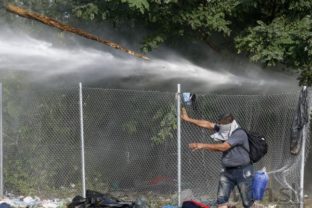 Maďari použili proti utečencom vodné delo i slzotvorný plyn