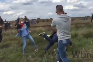 Maďarská kameramanka kopala do migrantov, vyhodili ju