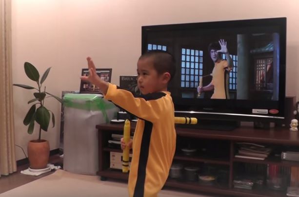 Malý chlapec vie napodobniť legendárneho Brucea Leeho