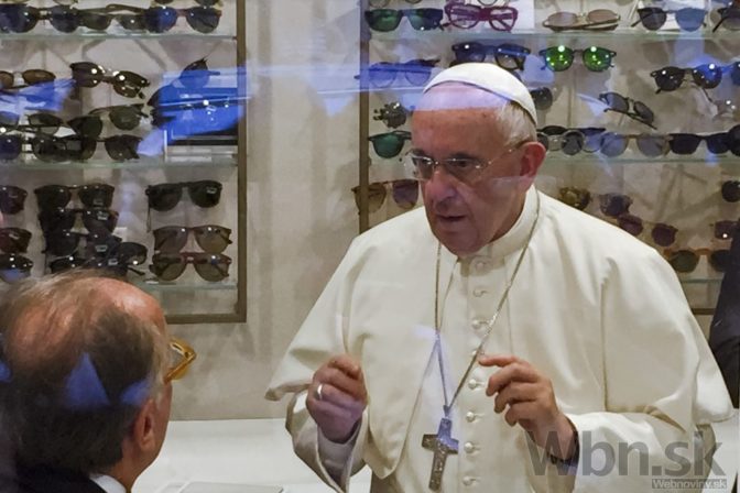 Pápež František si šiel do Ríma kúpiť nové okuliare