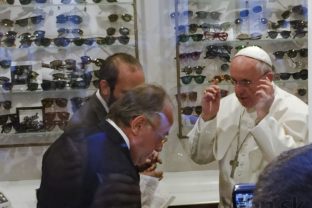 Pápež František si šiel do Ríma kúpiť nové okuliare