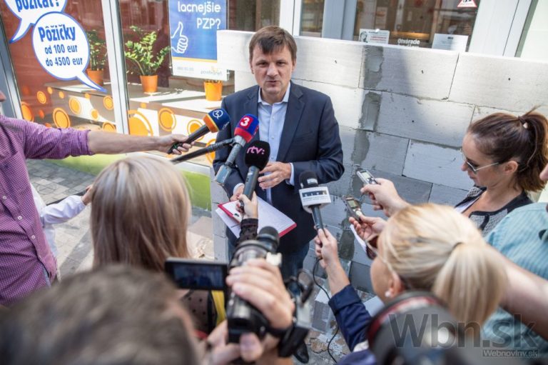 Policajti zatkli poslanca Hlinu, pred nebankovkou postavil múr