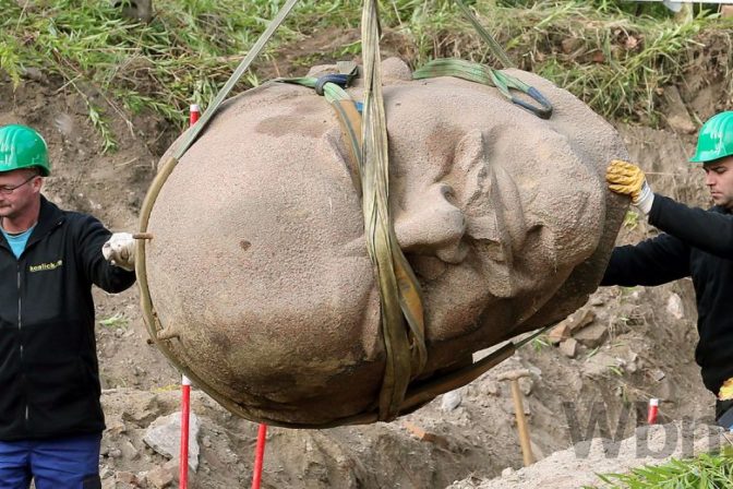 Pri Berlíne vykopali obrovskú hlavu Lenina