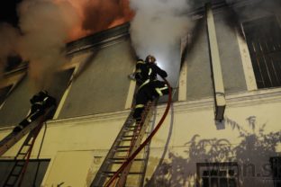 Pri požiari v Paríži zomrelo osem ľudí, medzi nimi dve deti