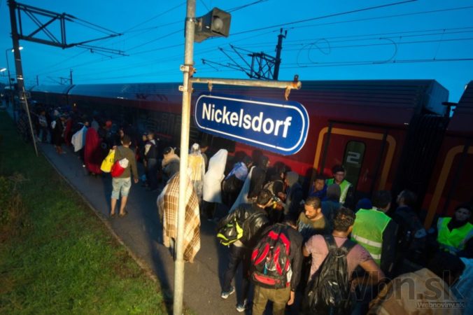 Rakúšania prijali migrantov z Maďarska