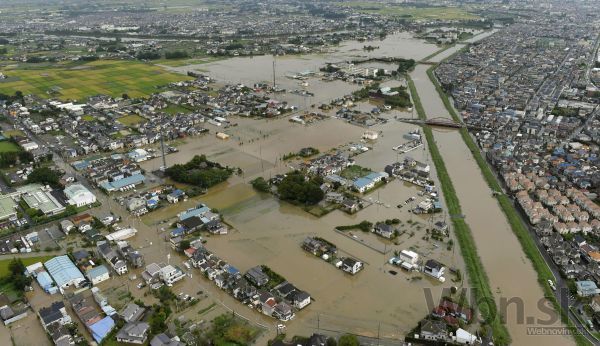 Rozvodnené rieky v Japonsku zaplavujú domy