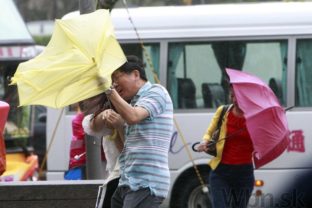 Silný tajfún zasiahol japonské ostrovy, smeruje k Taiwanu