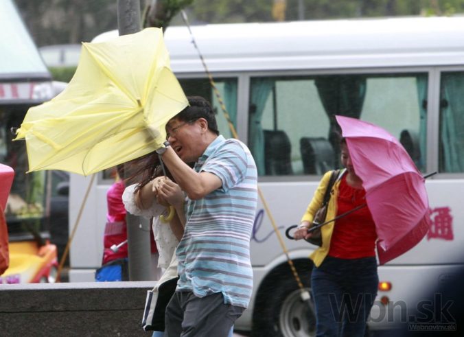 Silný tajfún zasiahol japonské ostrovy, smeruje k Taiwanu