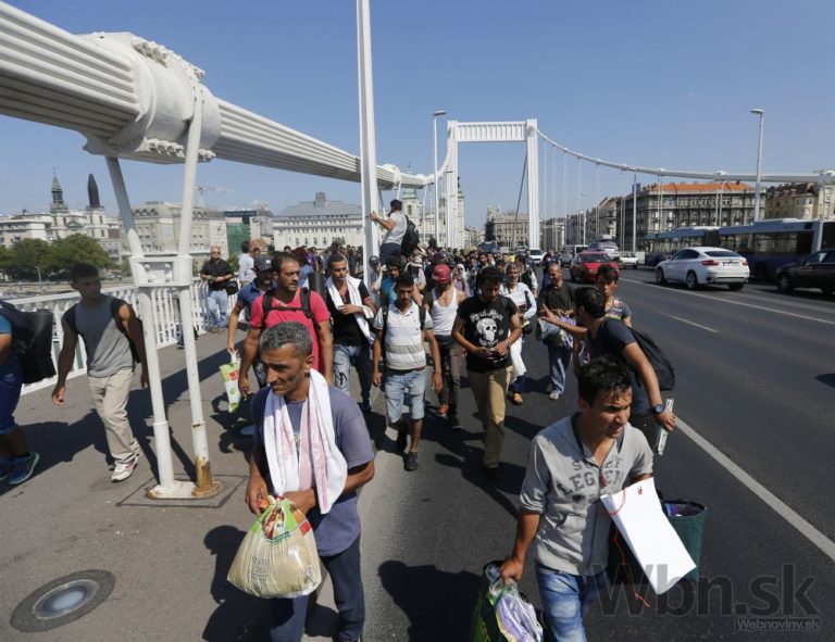 Stovky migrantov vyrazili pešo do Rakúska