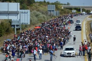 Turci zastavili stovky migrantov