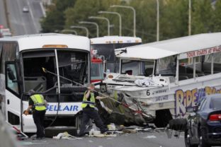 V Seattli sa zrazili dva autobusy, štyria ľudia zahynuli