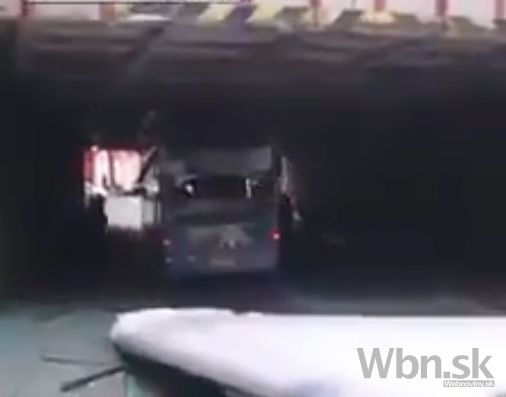 Video: Double decker vrazil do nadjazdu, odtrhl si strechu