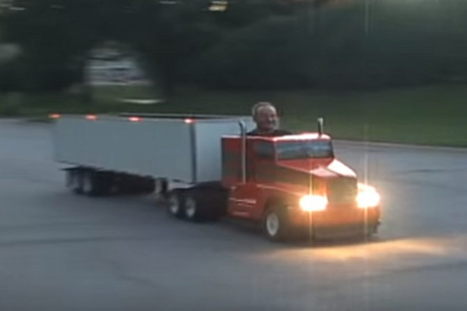 Chlapik si zostrojil maly kamion.png