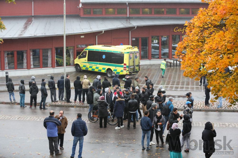 Do školy vtrhol maskovaný útočník, mečom zabil učiteľa