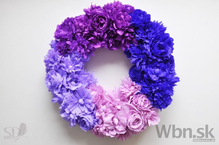 Krásny farebný veniec z krepového papiera
