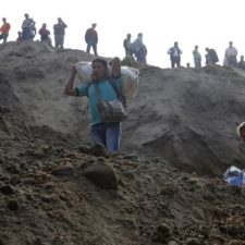 Masívne zosuvy pôdy zničili obec v Guatemale