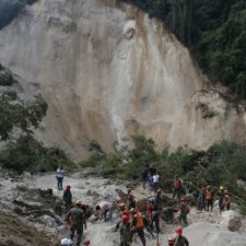 Masívne zosuvy pôdy zničili obec v Guatemale