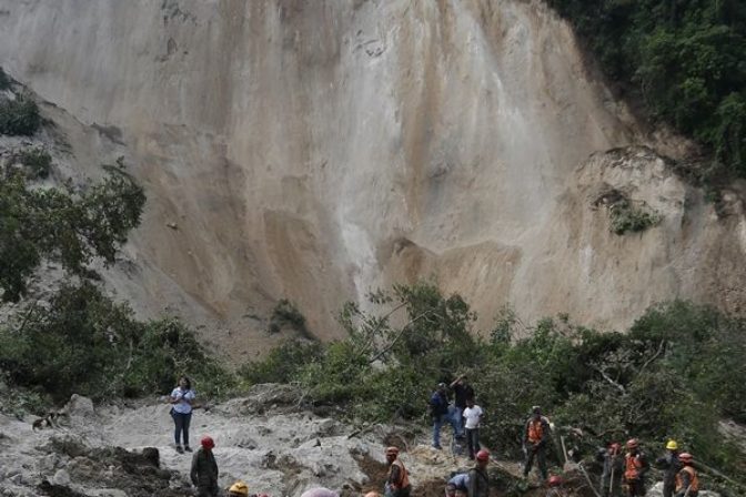 Masívne zosuvy pôdy zničili obec v Guatemale