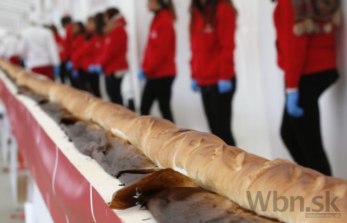 Na výstave Expo v Miláne upiekli najdlhšiu bagetu na svete