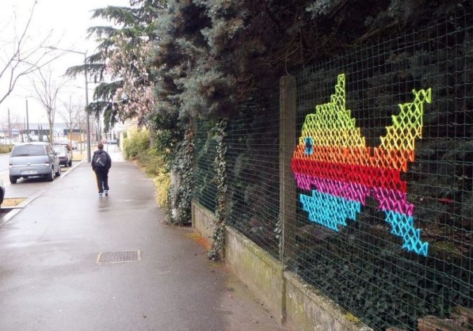 Namiesto grafitov takéto "maľby" na plotoch, čo poviete?