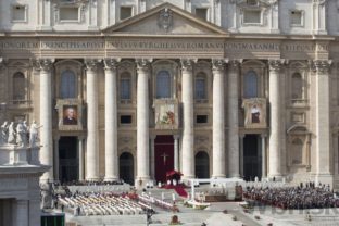 Pápež kanonizoval nových svätých, prvýkrát aj manželský pár