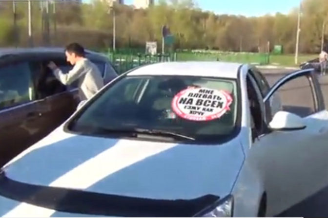 Proti arogantnym vodicom v rusku bojuje mlada skupinka ludi. zastav hulvata video.png