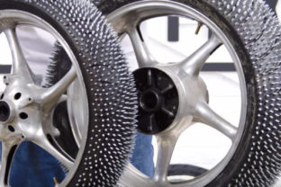 Specialne pneumatiky na motorku vyrobene za skrutiek.png