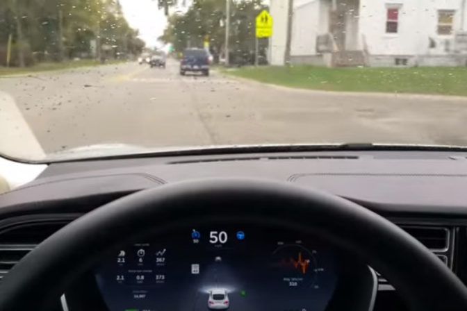 Tesla s novym softverom dokaze riadit auto sama.png