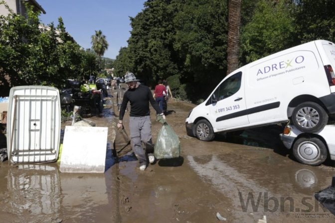 Vo Francúzsku zabíjali povodne, voda zaplavila aj známu promenádu
