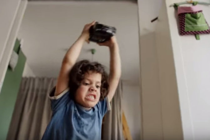 Vtipna reklama od mercedesu privolava deti do zurivosti.png