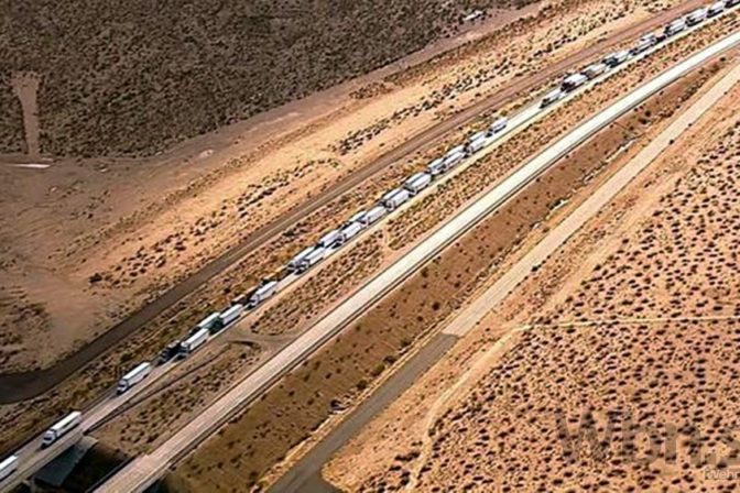 Zosuvy pôdy uväznili na diaľnici desiatky áut