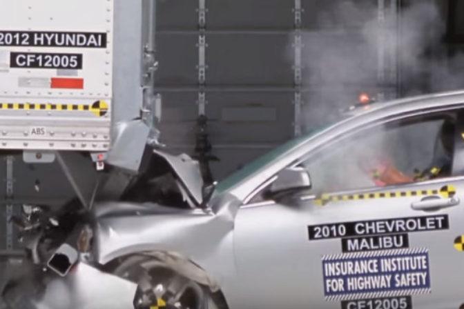 Crashtesty simulovane pri naraze do navesu kamiona.png