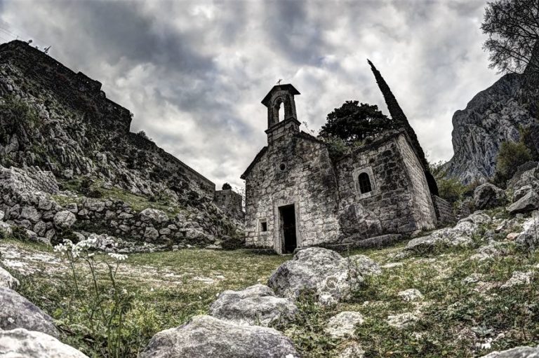 Expiations religious buildings frozen in time2__880.jpg